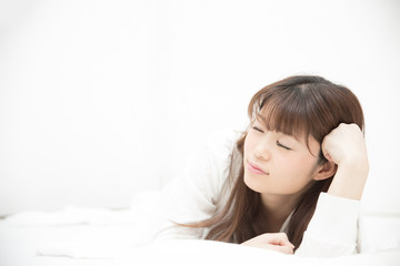 眠る女性