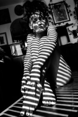 Rayons de Soleil à travers des stores sur le corps d'une femme