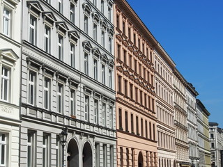 Berlin-Kreuzberg, Bergmannkiez: historische Altbauzeile in der Sonne