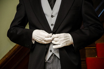 Butler mit weißen Handschuhen
