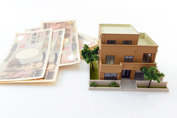 紙幣と住宅模型