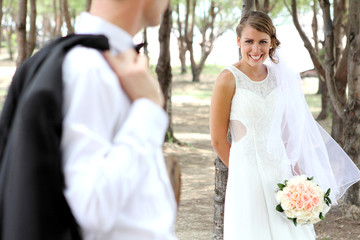 Naklejka premium bride smiling at her groom