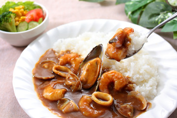 シーフードカレーとサラダ