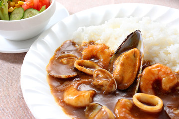 シーフードカレーとサラダ