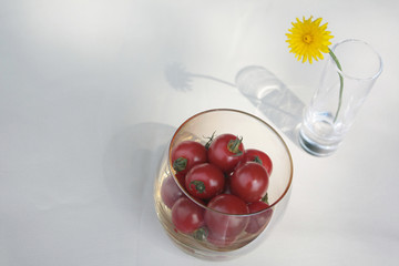 グラスのミニトマトとタンポポ