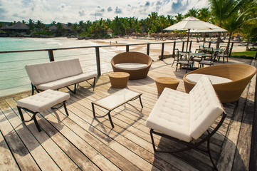 Obraz premium Outdoor restaurant at the beach. Cafe on the beach, ocean and