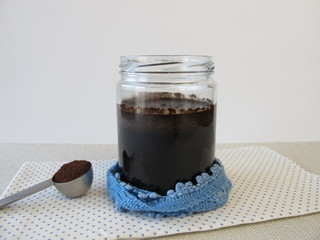 Ansatz von kalt gebrühtem Kaffee im Glas