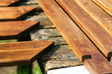 Holzschutz - Lasieren von Holz als Wetterschutz, versiegeln der Oberfläche schützt das Holz vor Alterung und Austrocknung, Foto
