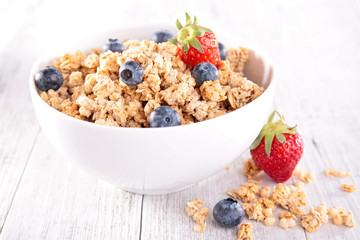 granola with berry