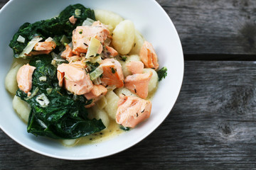 Lachs mit Spinat und Gnocci - eine einfache kalorienarme Mahlzeit, selber kochen und für eine gute Ernährung sorgen