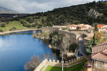 Fototapeta na wymiar Río Lozoya en Buitrago