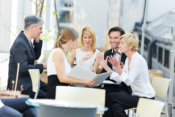 Leute reden über Business draußen im Café