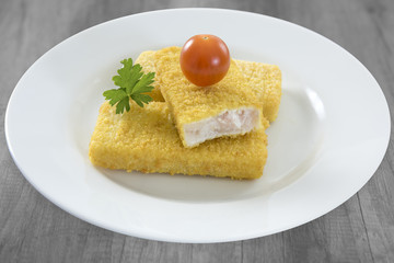 Filet de cabillaud pané sur assiette