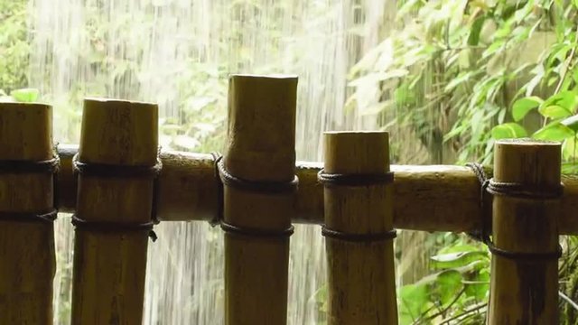 Regenzeit mit Holzzaun