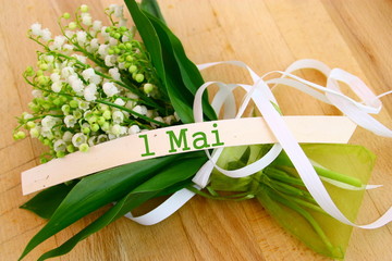 Fototapeta premium muguet en bouquet,fête du 1er mai,sur bois