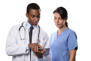 Arzt und Krankenschwester mit einem Tablet-PC