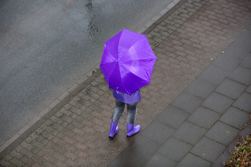 Im Regen durch die Stadt, in violett 