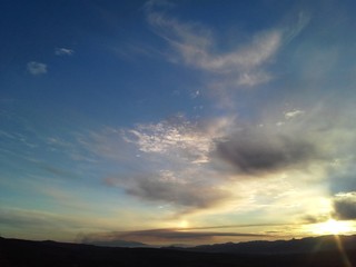 Pôr do sol em dia nublado
