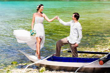 Obraz premium Happy bride and groom having fun on a tropical beach. Tropical s