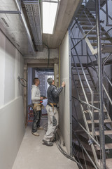 Plaquiste posant des panneaux