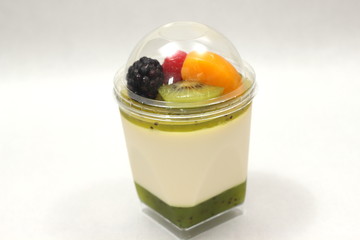  dessert mousse and kiwi  with  mixedfruit
