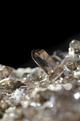 Rauchquarz Kristall Spitze vor schwarzem Hintergrund