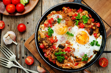 fried eggs with peppers, tomatoes, quinoa and mushrooms
