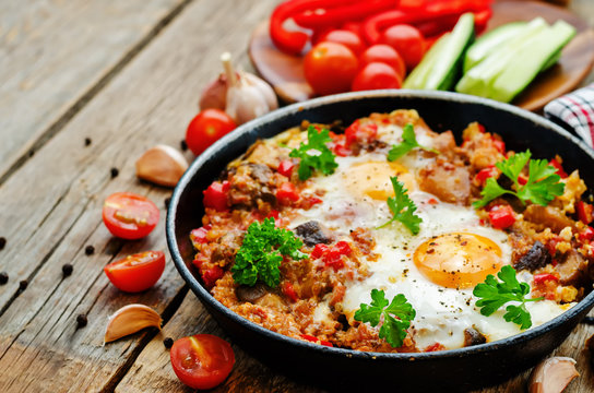 fried eggs with peppers, tomatoes, quinoa and mushrooms