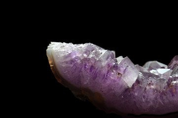 Amethyst Quarz Kristall vor schwarzem Hintergrund