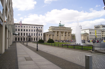 Brandenburger Tor der Pariser Platz und umliegende Gebäude. © DeanMartin