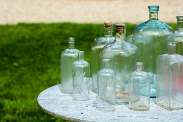 Alte Flaschen auf Tisch