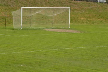 Wandcirkels Voetbal Voetbal vliegt door stadionlucht  © JOVO