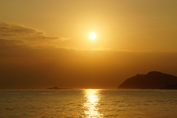 Fototapeta premium Sunrises in between Kaohikaipu (Black/Turtle) Island and Makapuu