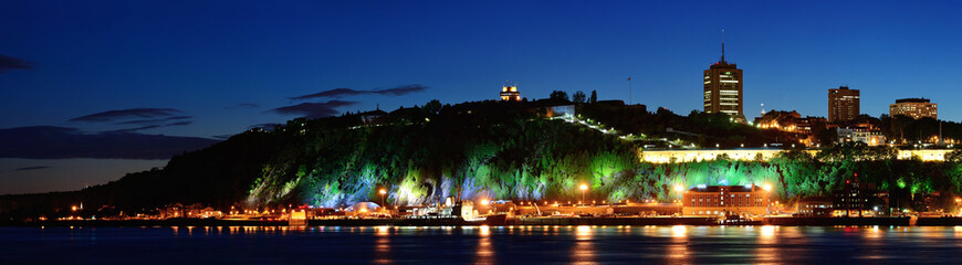 Naklejka premium Quebec City at night