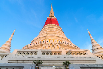 Fototapeta na wymiar White pagoda in Wat Phra Samut Jedi under evening sky