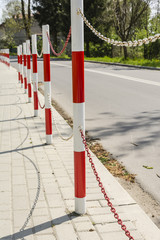 Separating and securing posts with chains