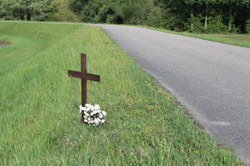 Croix sur le bord d'une route