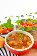 美味しそうなカレーとサラダ