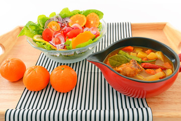 美味しそうなカレーとサラダ