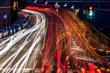 Österreich, Linz. Lichter von fahrenden Autos