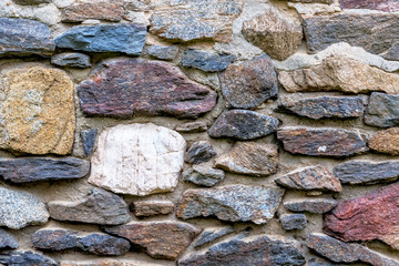 Mauerwerk farbige Natursteine