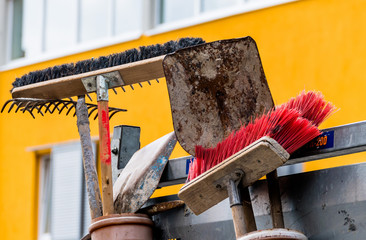 Besen und schaufel