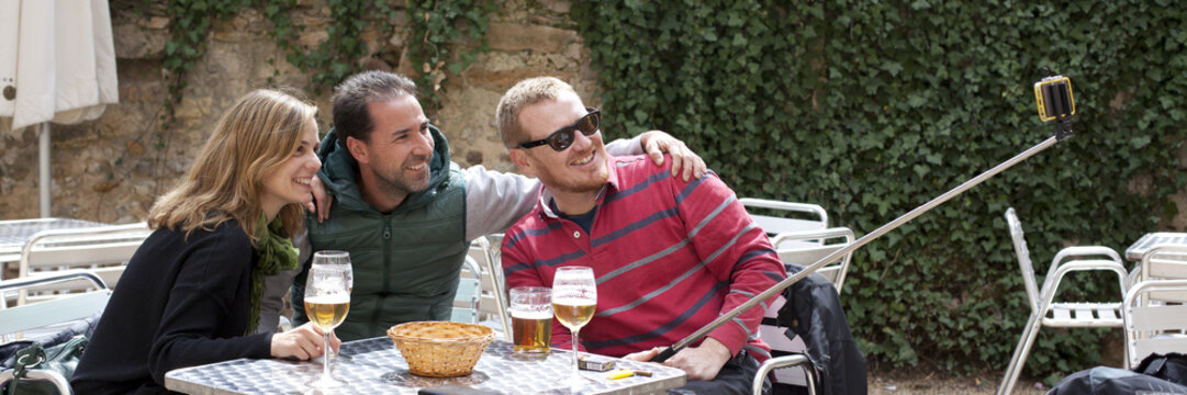 Amigos haci&eacute;ndose un selfie entre cervezas