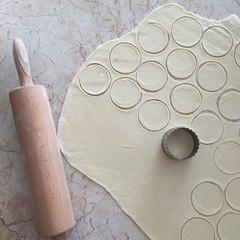 cut the rolled douhg for ravioli, pelmeni