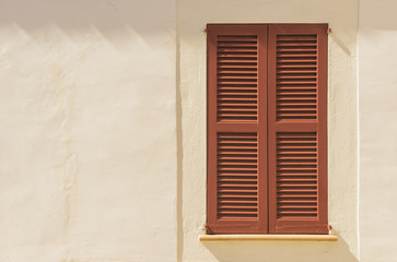 Holzfenster mit sonniger Fassade