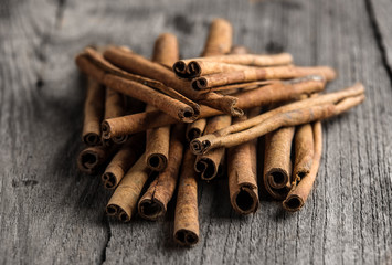 Cinnamon sticks on wood table