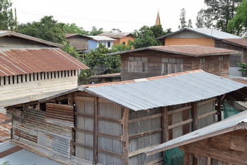 Thailändisches Dorf mit Wellblechhäusern