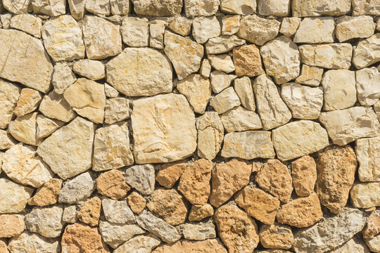 Alte Mauer aus Natursteinen