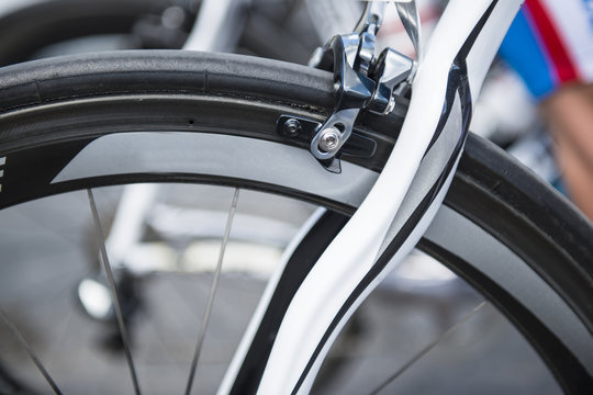 Detalle de una bicicleta profesional de ciclismo de carretera