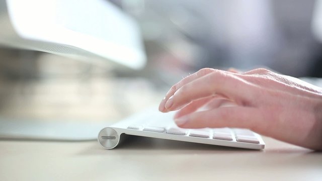 Dłonie kobiety piszącej wiadomość